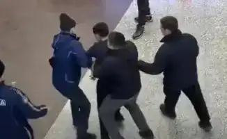 В Астане полицейские силой уводят молодого человека из ТЦ: видео вызывает международный резонанс