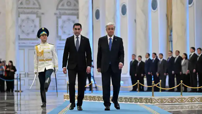 Туркменский президент прибыл в Акорду для государственного визита {city2}