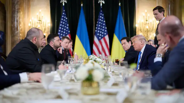 Трамп и Зеленский: Донбасский узел остался неразвязанным после встречи в Мар-а-Лаго {city2}