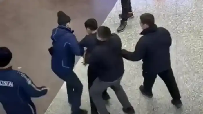 В Астане полицейские силой уводят молодого человека из ТЦ: видео вызывает международный резонанс {city2}