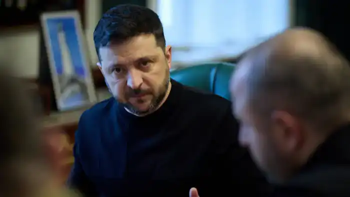 Зеленский представил 20 пунктов мирного плана по урегулированию конфликта с Россией {city2}