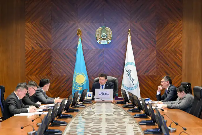 Аким области Абай проводит прием руководителей управлений, где заслушивает отчеты (3)