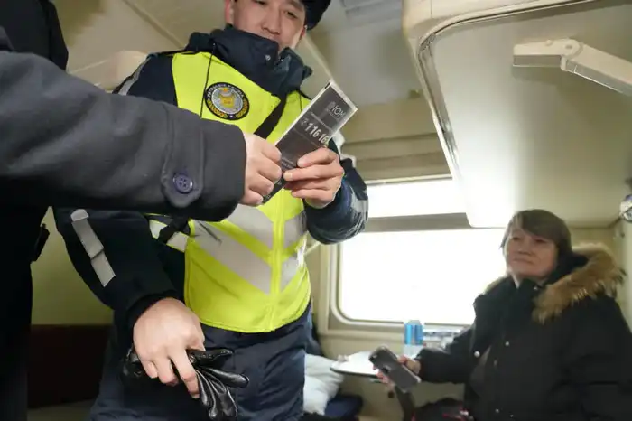 «Закон и порядок»: в Астане прошла акция «Приемная на колесах» (2)