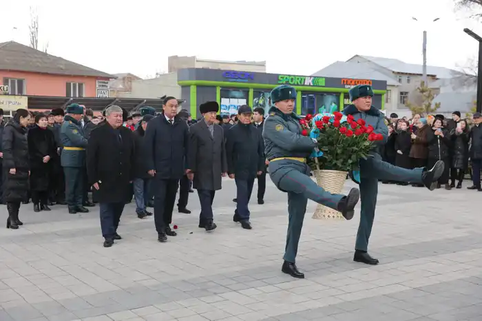 В Таразе прошло возложение цветов к памятнику Динмухамеду Кунаеву в честь его 114-летия {city2}