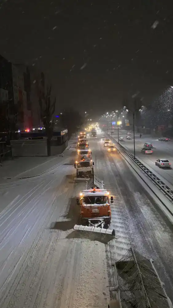 Усиленный режим коммунальных служб Алматы во время снегопада {city2}