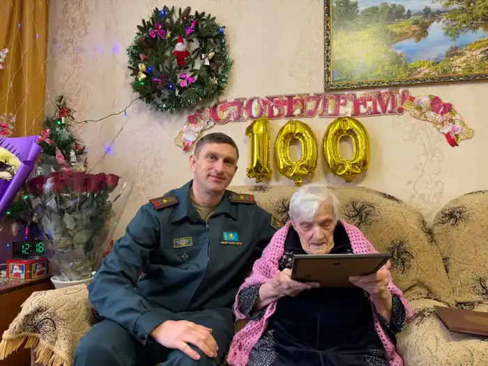 Павлодар: военнослужащие поздравили ветерана с юбилеем {city2}