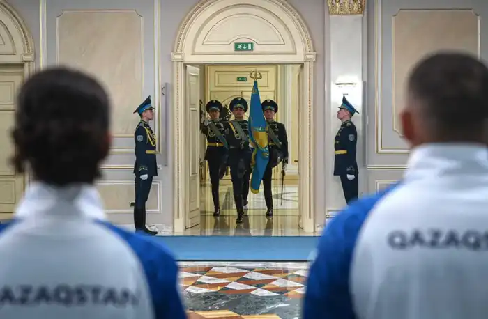 Президент поздравил сборную Казахстана с успешными выступлениями на соревнованиях и вручил флаг команде {city2}