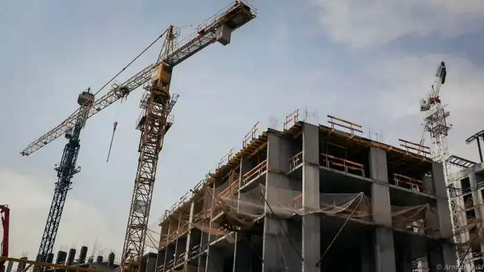 Строительство под контролем: кто отвечает за безопасность? {city2}