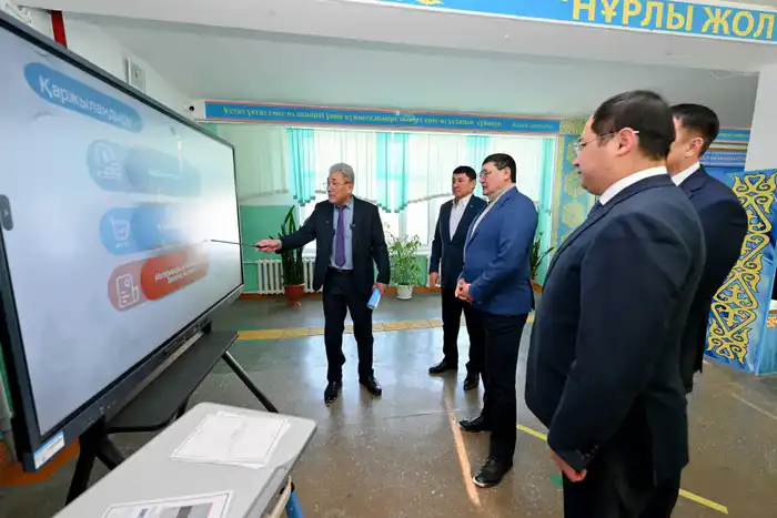 Аким области посетил Глуховскую среднюю школу в Бескарагае, осмотрел состояние спортзала и подтвердил контроль качества образования {city2}