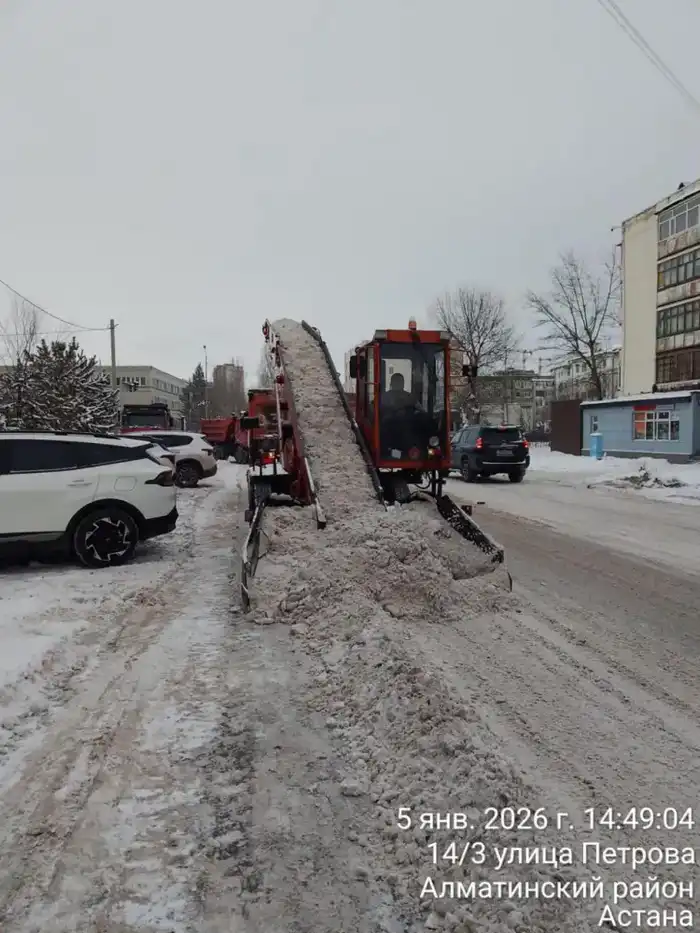 Свыше 3 тысяч рабочих и более 1800 единиц техники: в Астане продолжается круглосуточная очистка от снега (4)