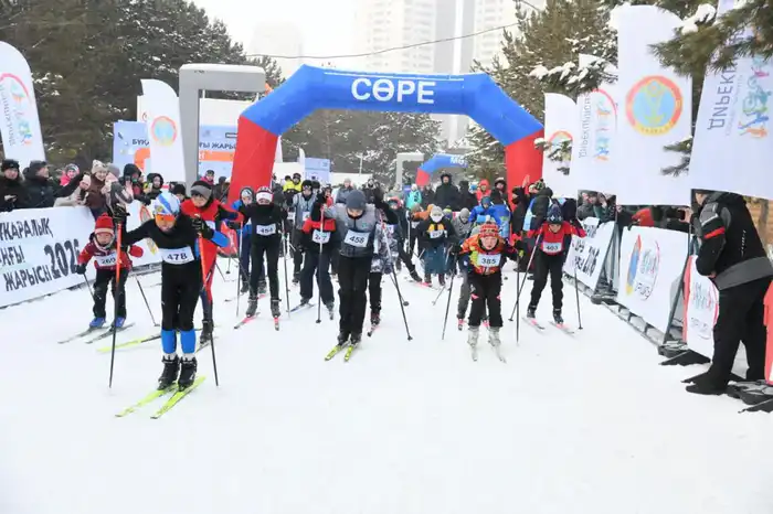 Развитие массового спорта: в Астане прошли масштабные соревнования по лыжным гонкам (9)