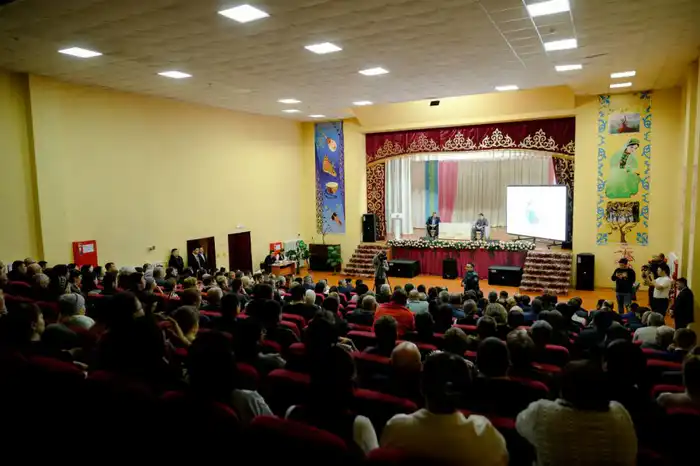 Аким области обсудил с жителями проблемы дорог и благоустройства во время рабочей поездки в Чистопольский сельский округ {city2}