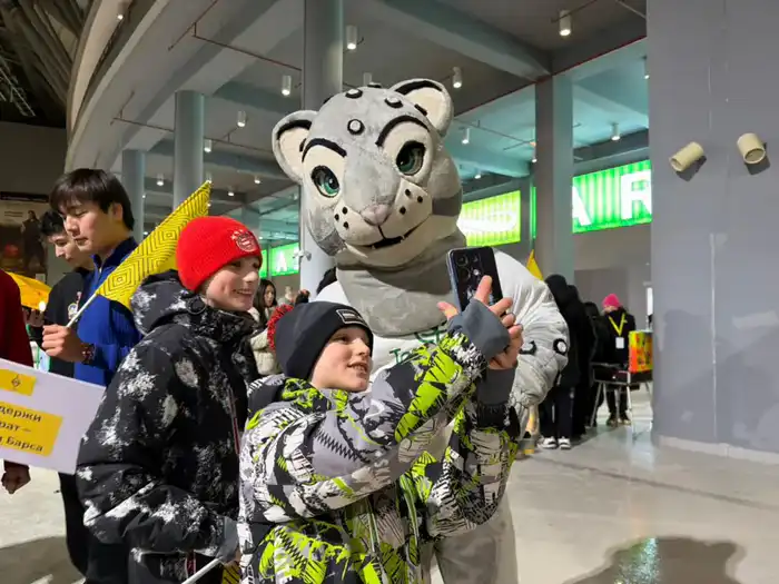 Тазабек удивил болельщиков на матче «Кайрат» - «Брюгге» в Астане (5)