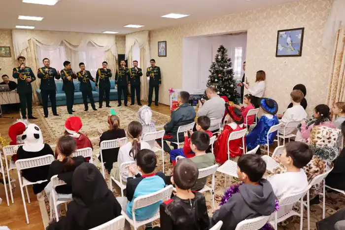 Военнослужащие Национальной гвардии поздравили воспитанников детских домов с Новым годом (7)