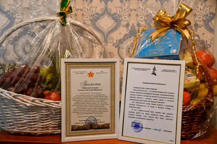 Военные моряки Актау отметили 99-летие ветерана, подчеркивая важность сохранения памяти о подвиге прошлых поколений. {city2}