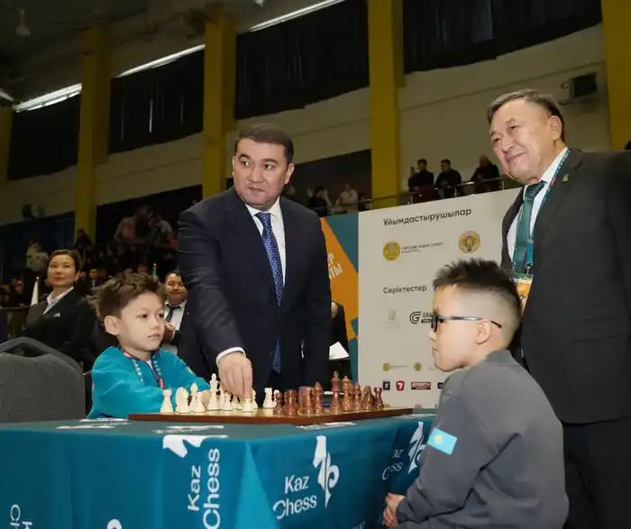 Шахматный марафон в Туркестане: 1052 юных спортсмена участвуют в чемпионате Казахстана {city2}