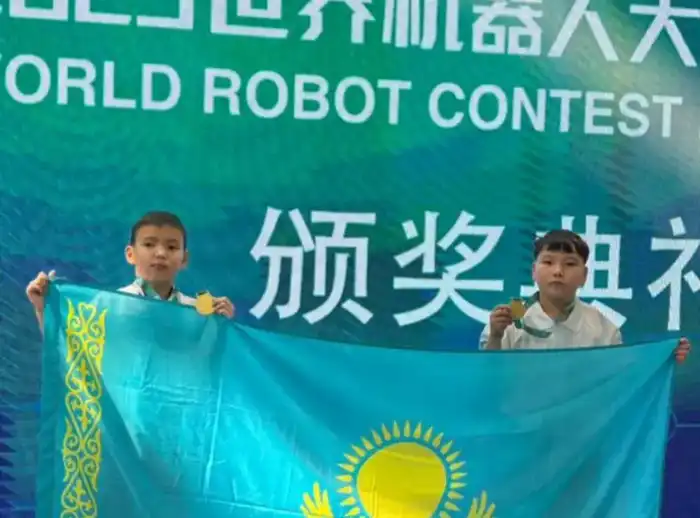 Костанайские юные инженеры завоевали мир робототехники {city2}