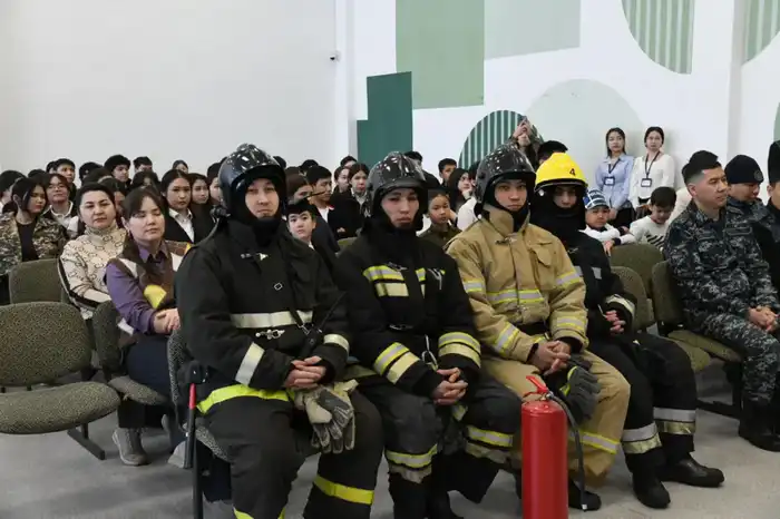 Обучение столичных школьников основам безопасности: противодействие мошенничеству и действия в чрезвычайных ситуациях {city2}