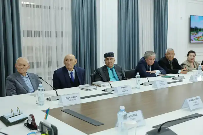 Ербол Карашукеев встретился с представителями интеллигенции (3)