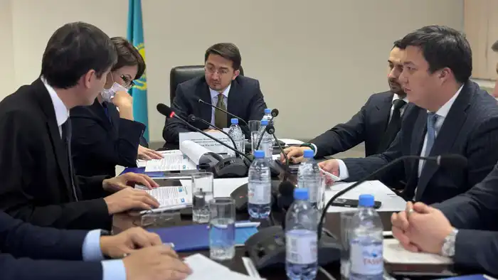 В рамках реализации поручений Главы государства и мероприятий Года цифровизации и IT Заместитель Премьер-министра — министр искусственного интеллекта и цифрового развития Жаслан Мадиев провёл рабочее совещание, посвященное цифровой трансформации системы здравоохранения (4)