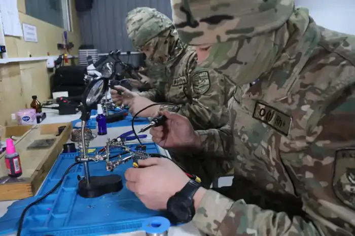 Более 100 дронов за месяц: в Десантно-штурмовых войсках развивают производство БПЛА (3)