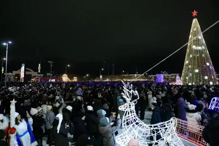 Актюбинцы массово и ярко встретили Новый год на главной площади города (8)