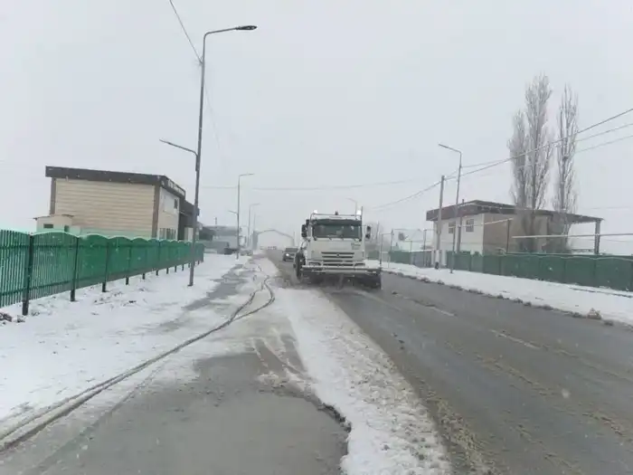 ТУРКЕСТАН: ЭКСТРЕННЫЕ РАБОТЫ ПО ОЧИСТКЕ СНЕГА В МАХТААРАЛЕ В УСЛОВИЯХ НЕКОНТРОЛИРУЕМОГО СНЕГОПАДА {city2}