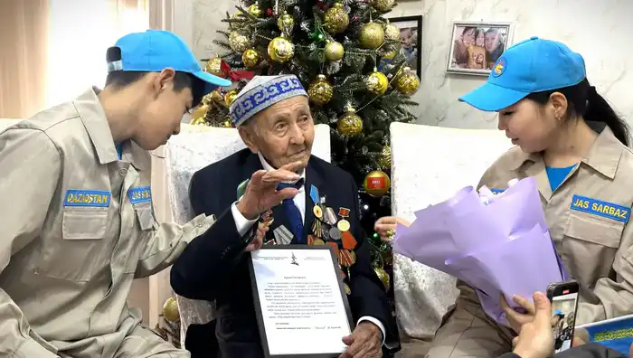Поздравление ветерана Второй мировой войны Ыскака Кусаинова с 102-летием в Талдыкоргане {city2}