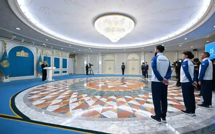 Президент вручил Государственный флаг знаменосцам олимпийской и паралимпийской команд Казахстана (3)