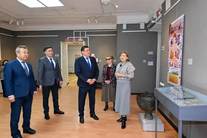 Аким области посетил выставку «Ұлы дала қазынасы» (3)