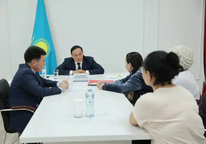 Ербол Карашукеев провел встречу с жителями района Т. Рыскулова (10)