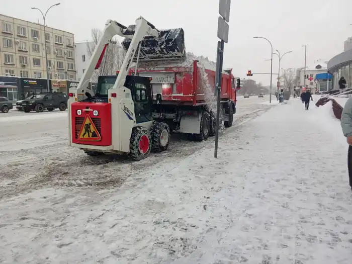 Более 3000 дорожных рабочих и свыше 1600 единиц спецтехники задействованы в снегоуборочных работах в Астане (3)