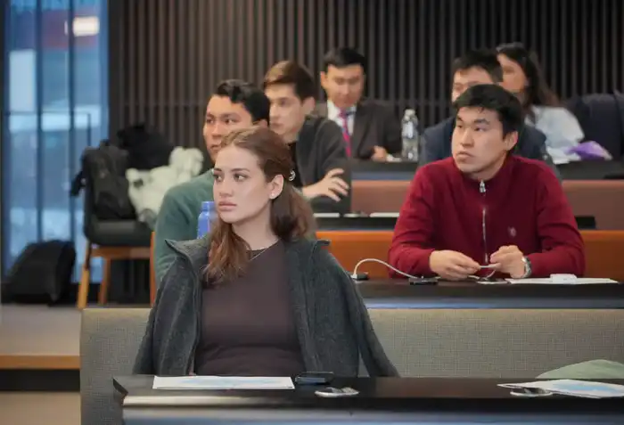 Министр Саясат Нурбек провел встречу с казахстанскими студентами в Великобритании (4)