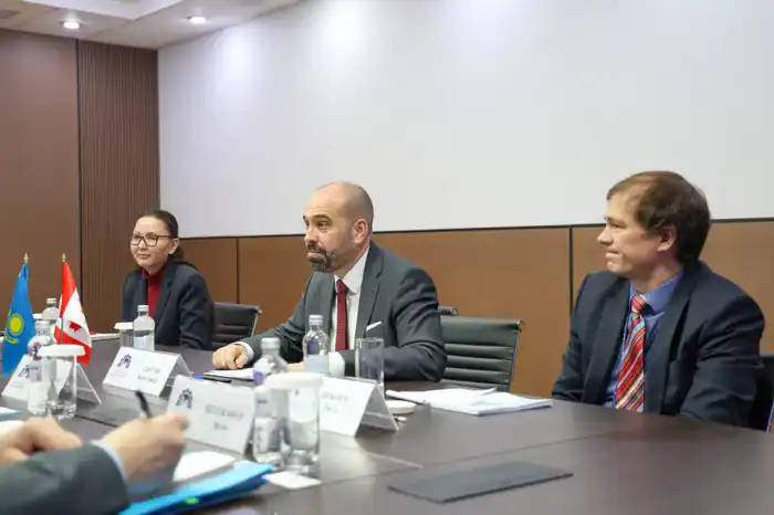 Министр промышленности и строительства провёл встречу с Послом Канады (2)