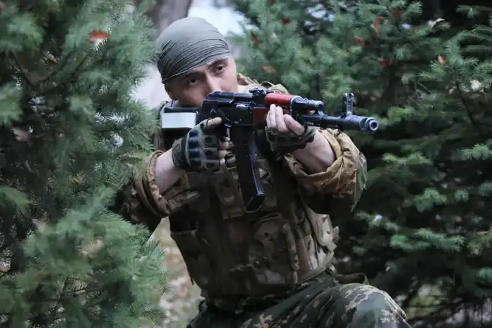 Десантник с черным поясом служба в армии подготовка к прыжку товарищество {city2}