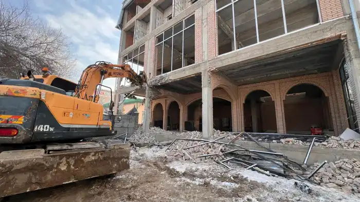 Крупный незаконный объект в Алматы сносят по решению суда (4)