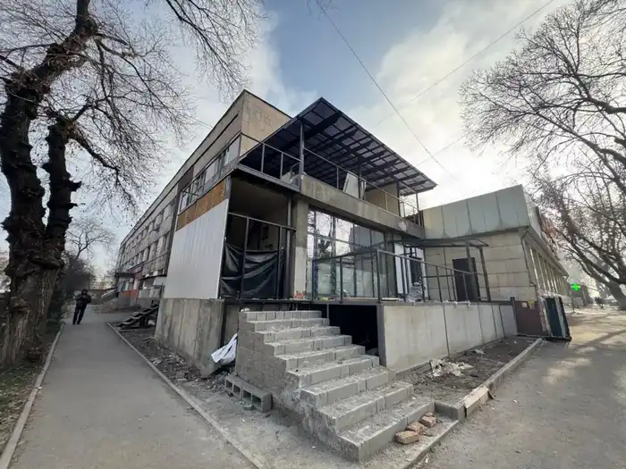 Снос незаконной пристройки в Алматы на ул Акан Серы 18 по решению суда {city2}