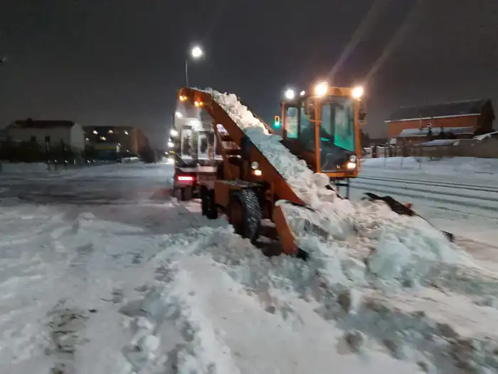 В Астане более 1600 единиц спецтехники задействованы в ночной уборке снега для обеспечения безопасности на дорогах {city2}