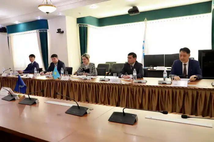 В. Шегай встретилась с представителем МОТ М. Пушкиным (4)