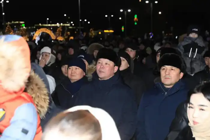 Актюбинцы массово и ярко встретили Новый год на главной площади города (3)