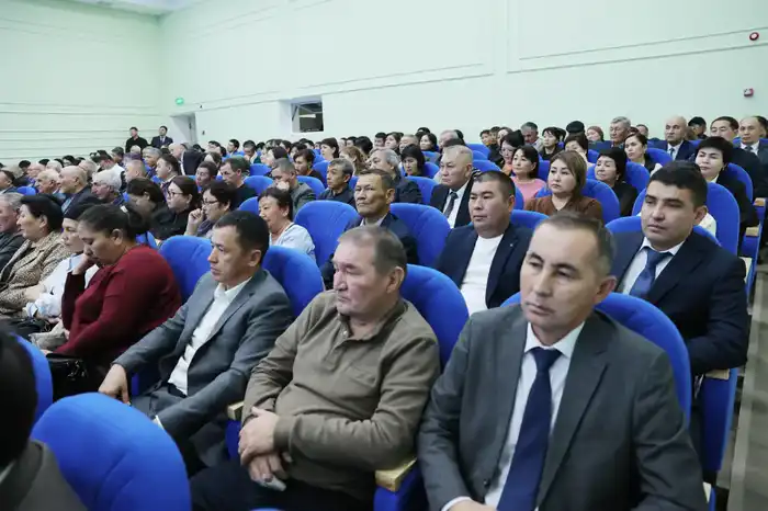 Жители Жамбылского района обсуждают важные вопросы с Ерболом Карашукеевым {city2}