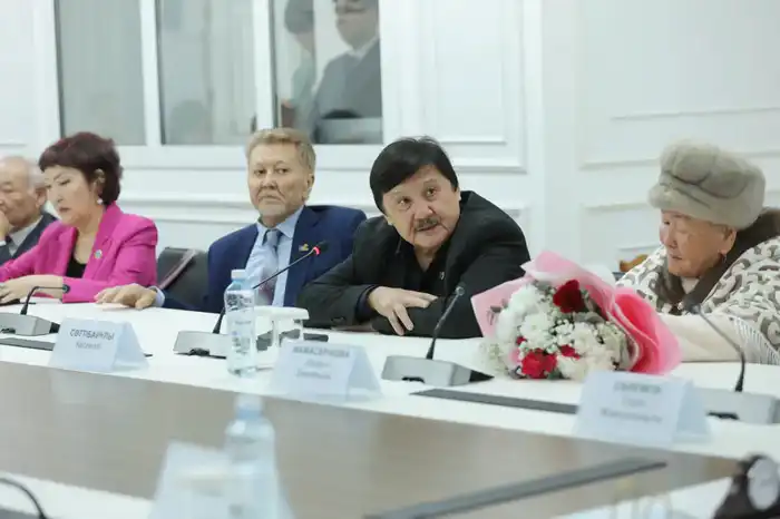 Ербол Карашукеев встретился с представителями интеллигенции (2)