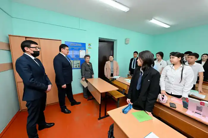 Аким области посетил гимназию №6 в Семее (3)