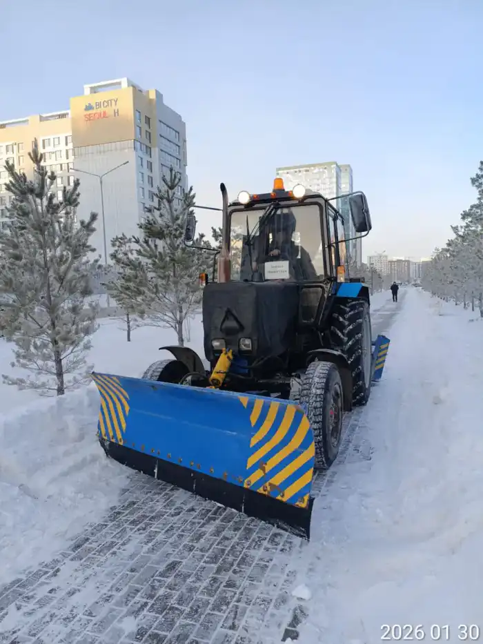 В Астане продолжается масштабная уборка снега с использованием более 1 100 единиц спецтехники {city2}