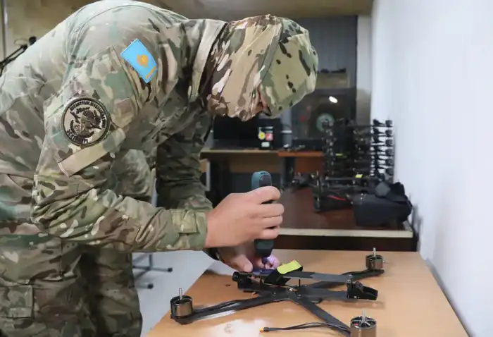 Более 100 дронов за месяц: в Десантно-штурмовых войсках развивают производство БПЛА (5)