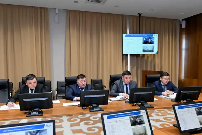 Аким области Абай обсуждает выполнение задач на 2025 год с руководителями управлений {city2}