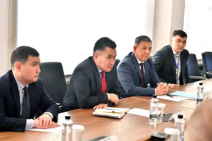 Ертаев обсуждает сотрудничество с Qarmet по охране труда и безопасности на производстве {city2}