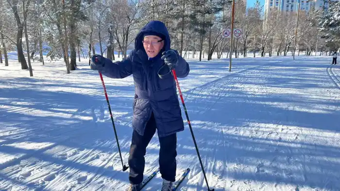 Пенсионеры Астаны активно занимаются лыжным спортом и зимним плаванием {city2}