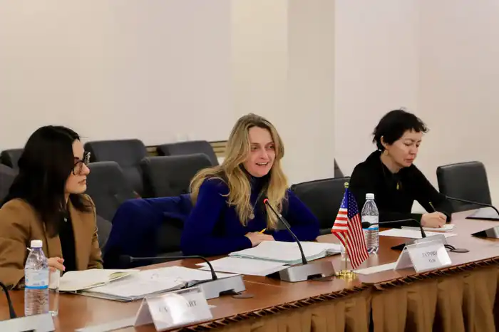 Взаимодействие Казахстана и США в сфере защиты прав работников: встреча А. Ертаева с О. Латчин {city2}