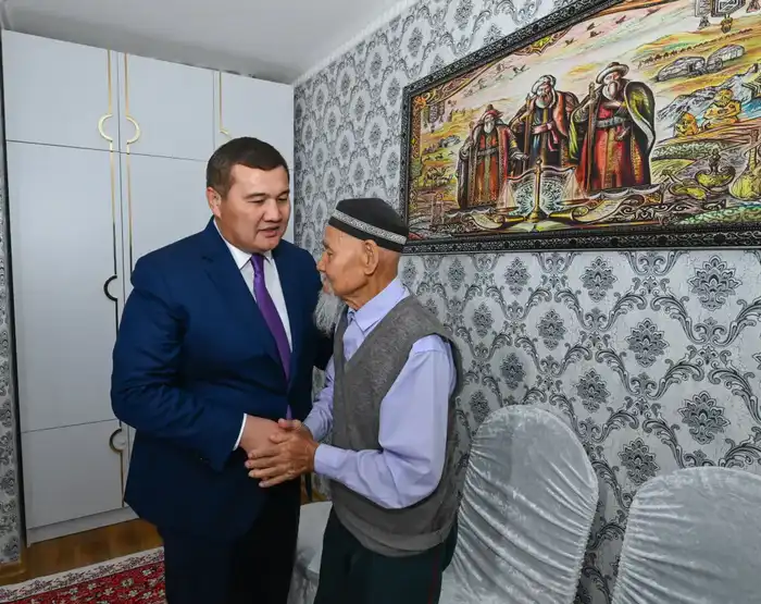 Поздравление ветерана Великой Отечественной войны от акима области {city2}